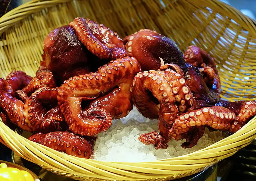 Entre las mejores tapas en Galicia está el pulpo a la gallega